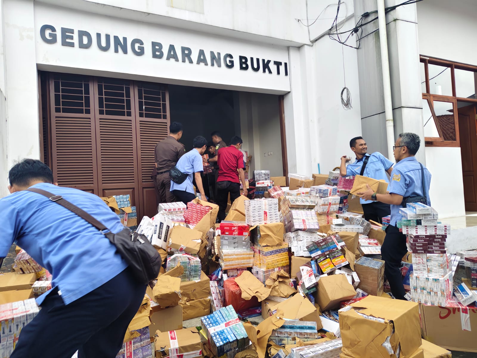 Ribuan Slop bungkus rokok tanpa pita cukai disita dan kini memenuhi Gedung Barang Bukti Kejaksaan Negeri Kabupaten Sukabumi, Selasa (29/7), sebagai bagian dari pengungkapan kasus rokok ilegal terbesar di wilayah tersebut tahun ini.