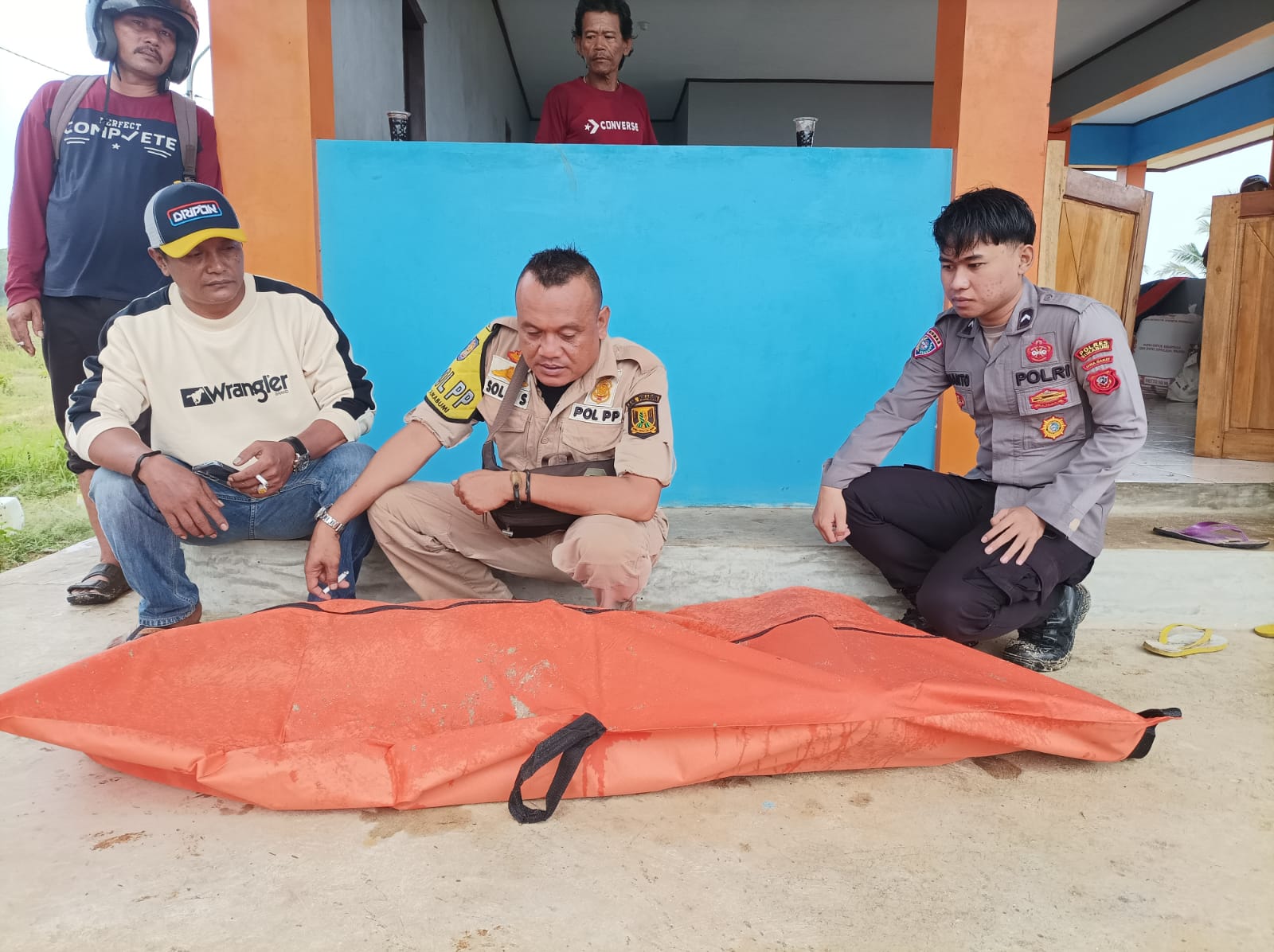 Tim gabungan saat evakuasi mayat yang ditemukan di sekitar Pantai Kalaju, Kampung Cimandala, Desa Cipeundeuy, Kecamatan Surade, Kabupaten Sukabumi. Rabu (30/7/2025).
