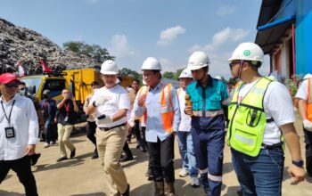 DITINJAU : Menteri Lingkungan Hidup RI, Hanif Faisol Nurofiq, didampingi PT SCG dan sejumlah pejabatan saat meninjau TPSA Cimenteng menjadi RDF, Desa Sukamulya, Kecamatan Cikembar, Kanupaten Sukabumi pada Kamis (31/7).