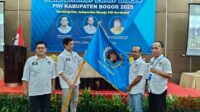 Penyerahan bendera Pataka kepada M.Nurofik sebagai Ketua PWI Kabupaten Bogor. (foto: Ist)