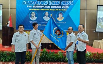 Penyerahan bendera Pataka kepada M.Nurofik sebagai Ketua PWI Kabupaten Bogor. (foto: Ist)