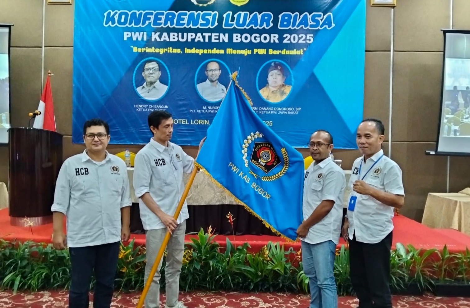 Penyerahan bendera Pataka kepada M.Nurofik sebagai Ketua PWI Kabupaten Bogor. (foto: Ist)