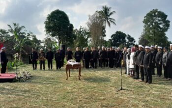 Bupati Purwakarta Om Zein Lantik 14 Pejabat Eselon II di Sawah, pada Jumat (4/7). (foto: Ist/ SIMEDKOM)