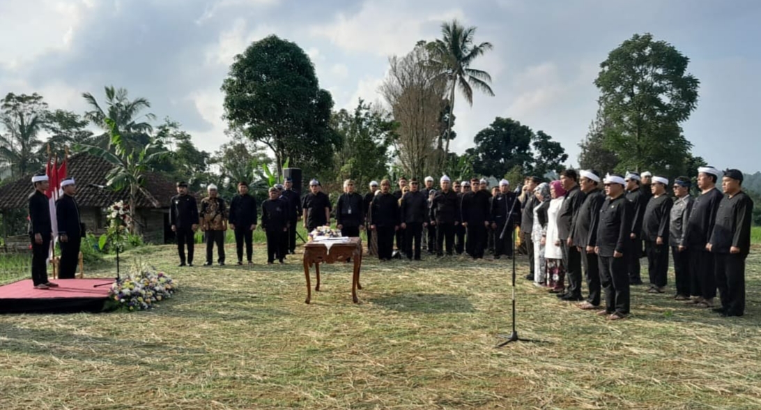 Bupati Purwakarta Om Zein Lantik 14 Pejabat Eselon II di Sawah, pada Jumat (4/7). (foto: Ist/ SIMEDKOM)