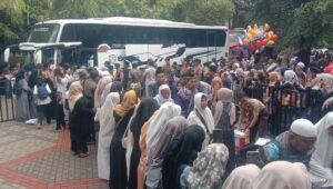 Disambut Wakil Bupati Abang Ijo, Sebanyak 315 Jemaah Haji Purwakarta Telah Tiba: Suasana Haru dan Bahagia