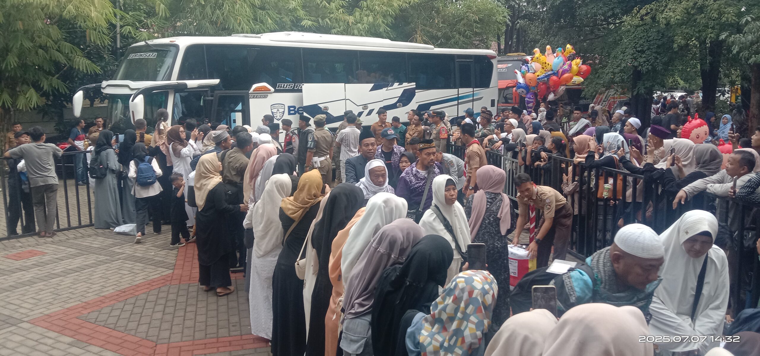 Sebanyak 315 jemaah haji embarkasi Kertajati telah tiba di Purwakarta, pada Senin (7/7). (foto: Rons/ Radar Sukabumi)