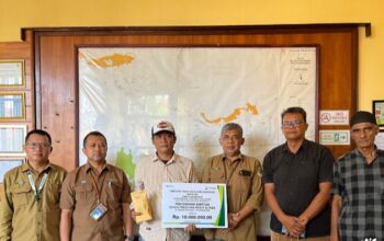Penyerahan bantuan TJSL dari Perum Perhutani KPH Purwakarta untuk Musholla Al Huda. (foto: dok/Perhutani Purwakarta)