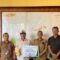 Penyerahan bantuan TJSL dari Perum Perhutani KPH Purwakarta untuk Musholla Al Huda. (foto: dok/Perhutani Purwakarta)