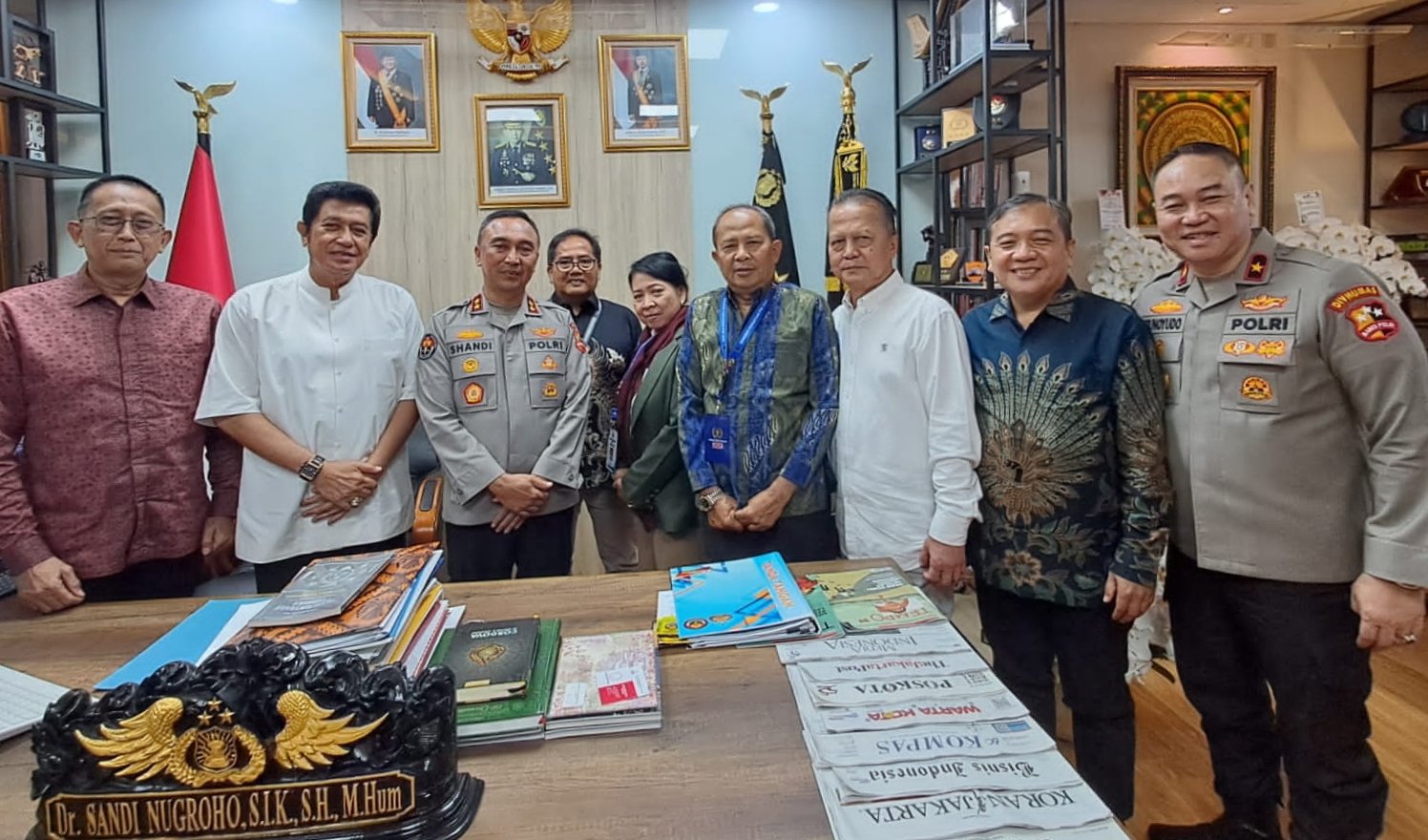 Kadiv Humas Polri Irjen Pol Sandi Nugroho bersama jajaran Panitia Pengarah dan Panitia Pelaksana Kongres Persatuan PWI. (foto: Ist/dok)