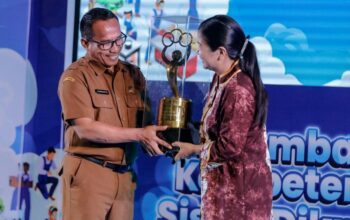 Kepala Dinas Pendidikan Jawa Barat, Purwanto (kiri) saat menyerahkan piala bergilir. (foto: Ist/Disdik Jabar)