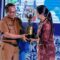 Kepala Dinas Pendidikan Jawa Barat, Purwanto (kiri) saat menyerahkan piala bergilir. (foto: Ist/Disdik Jabar)