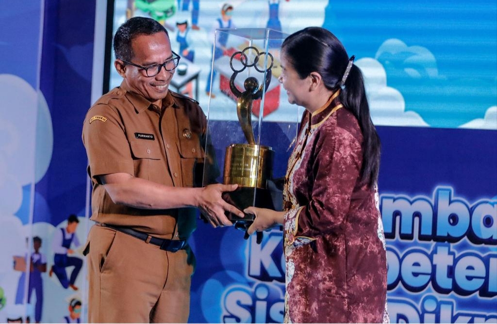 Kepala Dinas Pendidikan Jawa Barat, Purwanto (kiri) saat menyerahkan piala bergilir. (foto: Ist/Disdik Jabar)
