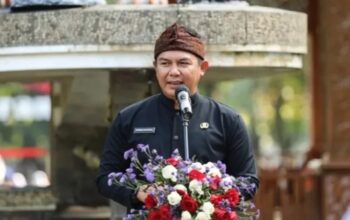 Norman Nugraha, saat menjadi pembina pelepasan calon Paskibraka tahun 2025 tingkat Jabar utusan Kabupaten Purwakarta. (foto: Istimewa)