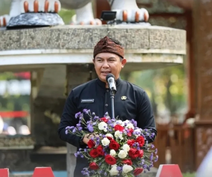 Norman Nugraha, saat menjadi pembina pelepasan calon Paskibraka tahun 2025 tingkat Jabar utusan Kabupaten Purwakarta. (foto: Istimewa)