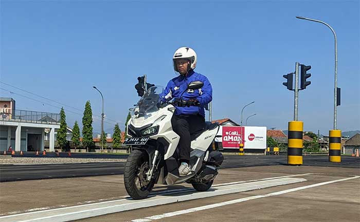 Jaga Keseimbangan Berkendara Motor