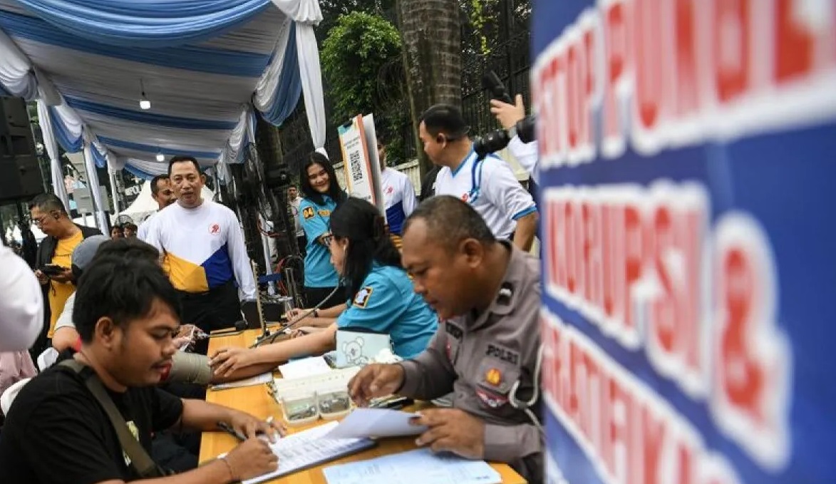 Kapolri Jenderal Pol Listyo Sigit Prabowo meninjau stan psikologi SIM pada acara Pelayanan Masyarakat Gratis saat Hari Bebas Kendaraan Bermotor di kawasan Bundaran HI, Jakarta, Minggu (22/6/2025). (MUHAMMAD ADIMAJA)