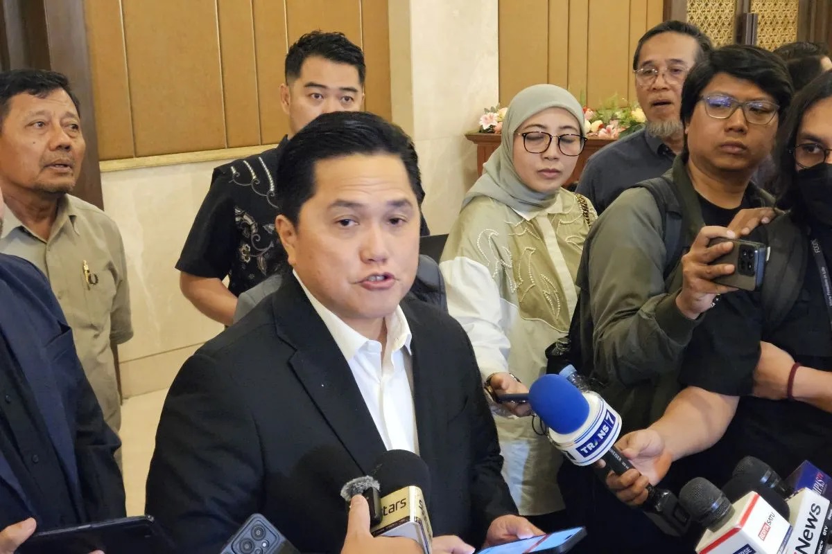 Ketua umum PSSI, Erick Thohir, menjawab pertanyaan pewarta di Hotel Sultan, Jakarta, Rabu (16/7/2025). (RAUF ADIPATI)
