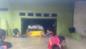 Potret Ribuan warga Jakarta mengungsi ke tempat lebih aman