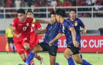 Pesepak bola Timnas U23 Indonesia Dominikus Dion Oktawian Wibowo (atas) berebut bola dengan pesepak bola Timnas U23 Brunei Darussalam Muhammad Bazli Bin Aminuddin (bawah) dalam pertandingan penyisihan Grup A Piala AFF U-23 2025 di Stadion Utama Gelora Bung Karno (SUGBK), Senayan, Jakarta, Selasa (15/7/2025). (ADITYA PRADANA PUTRA)