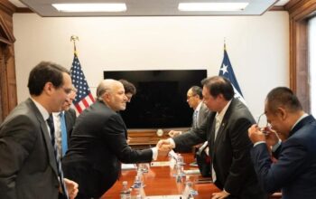 Menteri Koordinator Bidang Perekonomian Airlangga Hartarto menemui Menteri Perdagangan Amerika Serikat (AS) Howard Lutnick dan Ketua Kantor Perwakilan Dagang AS (USTR) Jamieson Greer guna membahas kelanjutan negosiasi tarif di Washington, Kamis (10/7/2025). (Kementerian Koordinator Bidang Perekonomian)