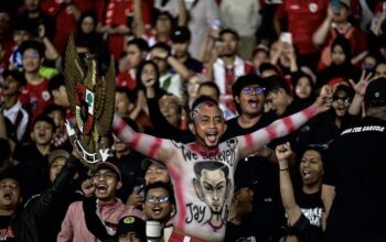 Suporter Indonesia memberikan dukungan kepada Timnas Indonesia saat melawan Timnas Arab Saudi pada pertandingan Grup C putaran ketiga Kualifikasi Piala Dunia 2026 Zona Asia di Stadion Utama Gelora Bung Karno, Senayan, Jakarta, Selasa (19/11/2024). (Aprillio Akbar)