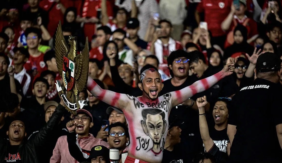 Suporter Indonesia memberikan dukungan kepada Timnas Indonesia saat melawan Timnas Arab Saudi pada pertandingan Grup C putaran ketiga Kualifikasi Piala Dunia 2026 Zona Asia di Stadion Utama Gelora Bung Karno, Senayan, Jakarta, Selasa (19/11/2024). (Aprillio Akbar)