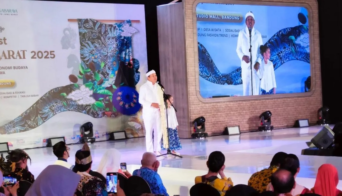Gubernur Jawa Barat Dedi Mulyadi memberikan sambutan dalam Sunda Karsa Fest: Pekan Kerajinan Jawa Barat 2025 di salah satu hotel Bandung, Jumat (18/7/2025).