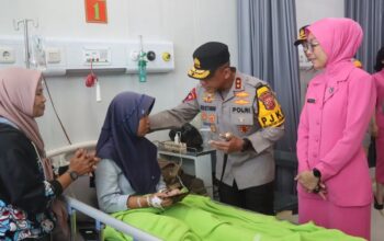 Kepala Kepolisian Daerah Jabar Irjen Pol Rudi Setiawan menjenguk pasien korban insiden Pesta Rakyat rangkaian pernikahan Wakil Bupati Garut dengan anak dari Gubernur Jawa Barat Dedi Mulyadi yang dirawat di Rumah Sakit Umum Daerah dr Slamet Kabuapten Garut, Sabtu (19/7/2025). (Polres Garut)