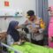 Kepala Kepolisian Daerah Jabar Irjen Pol Rudi Setiawan menjenguk pasien korban insiden Pesta Rakyat rangkaian pernikahan Wakil Bupati Garut dengan anak dari Gubernur Jawa Barat Dedi Mulyadi yang dirawat di Rumah Sakit Umum Daerah dr Slamet Kabuapten Garut, Sabtu (19/7/2025). (Polres Garut)