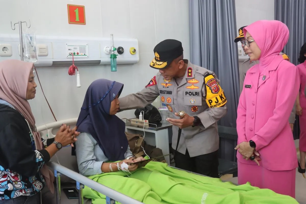 Kepala Kepolisian Daerah Jabar Irjen Pol Rudi Setiawan menjenguk pasien korban insiden Pesta Rakyat rangkaian pernikahan Wakil Bupati Garut dengan anak dari Gubernur Jawa Barat Dedi Mulyadi yang dirawat di Rumah Sakit Umum Daerah dr Slamet Kabuapten Garut, Sabtu (19/7/2025). (Polres Garut)
