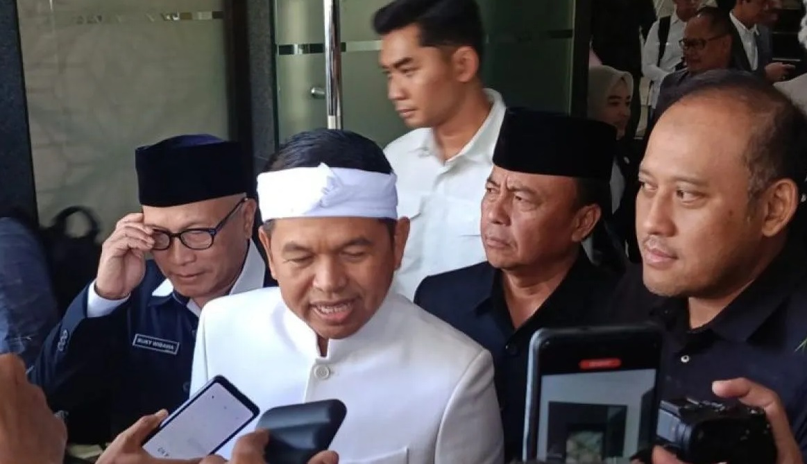 Gubernur Jawa Barat Dedi Mulyadi memberikan keterangan di Gedung DPRD Jabar Bandung, Sabtu (19/7/2025). (Ricky Prayoga)