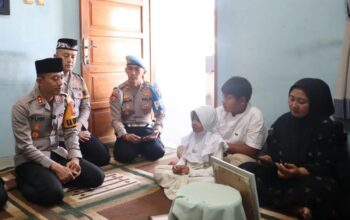 Kepala Kepolisian Resor Garut AKBP Yugi Bayu Hendarto saat menyerahkan Surat Keputusan Kenaikan Pangkat Anumerta Almarhum Aipda Cecep Saepul Bahri kepala keluarga almarhum di rumah duka Perum Guntur Residence, Garut Kota, Kabupaten Garut, Jawa Barat, Sabtu (19/7/2025). (Polres Garut)