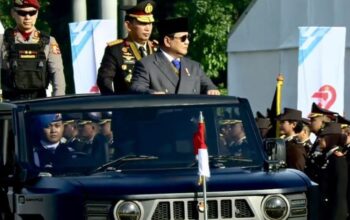 Presiden Prabowo Subianto didampingi oleh Kapolri Jenderal Pol. Listyo Sigit Prabowo memeriksa pasukan saat upacara peringatan HUT Ke-79 Bhayangkara di Lapangan Silang Monas, Jakarta, Selasa (1/7/2025). (BPMI Sekretariat Presiden)
