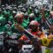 Sejumlah pengemudi ojek online melakukan unjuk rasa menuntut penyesuaian tarif di ruas Jalan Jendral Sudirman, Purwokerto, Banyumas, Jawa Tengah, Selasa (3/10/2023).(ANTARA FOTO/IDHAD ZAKARIA)