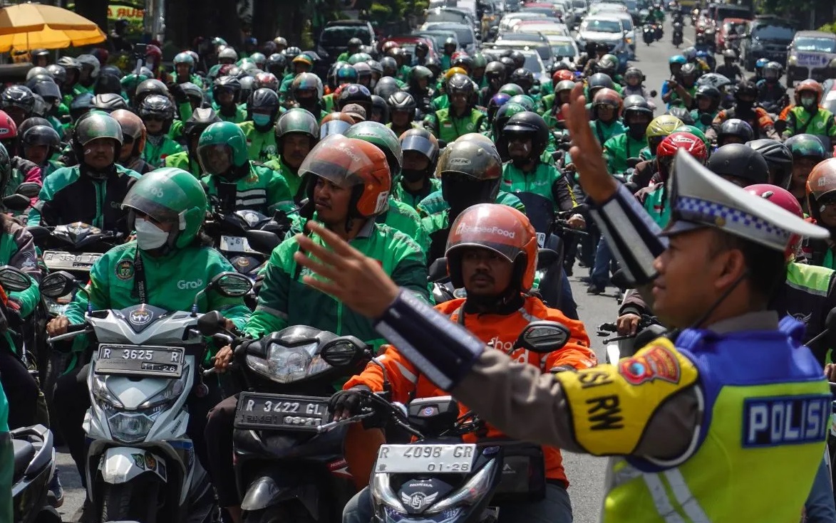 Sejumlah pengemudi ojek online melakukan unjuk rasa menuntut penyesuaian tarif di ruas Jalan Jendral Sudirman, Purwokerto, Banyumas, Jawa Tengah, Selasa (3/10/2023).(ANTARA FOTO/IDHAD ZAKARIA)