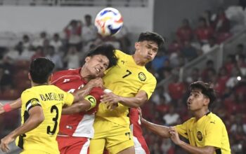 Pesepak bola Timnas U-23 Indonesia Kadek Arel Priyatna (kedua kiri) berebut bola dengan pesepak bola Timnas U-23 Malaysia Muhammad Haqimi Azim Bin Rosli (kedua kanan) dalam pertandingan penyisihan Grup A Piala AFF U-23 2025 di Stadion Utama Gelora Bung Karno (SUGBK), Senayan, Jakarta, Senin (21/7/2025). (MUHAMMAD ADIMAJA)