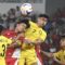 Pesepak bola Timnas U-23 Indonesia Kadek Arel Priyatna (kedua kiri) berebut bola dengan pesepak bola Timnas U-23 Malaysia Muhammad Haqimi Azim Bin Rosli (kedua kanan) dalam pertandingan penyisihan Grup A Piala AFF U-23 2025 di Stadion Utama Gelora Bung Karno (SUGBK), Senayan, Jakarta, Senin (21/7/2025). (MUHAMMAD ADIMAJA)