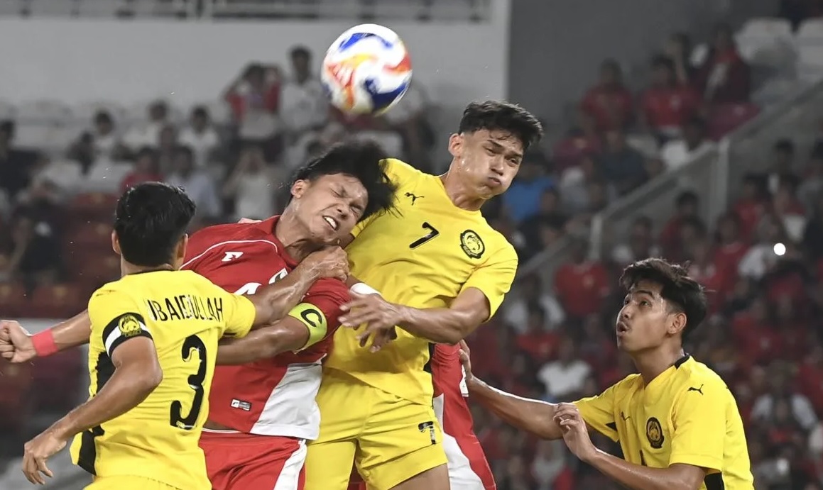 Pesepak bola Timnas U-23 Indonesia Kadek Arel Priyatna (kedua kiri) berebut bola dengan pesepak bola Timnas U-23 Malaysia Muhammad Haqimi Azim Bin Rosli (kedua kanan) dalam pertandingan penyisihan Grup A Piala AFF U-23 2025 di Stadion Utama Gelora Bung Karno (SUGBK), Senayan, Jakarta, Senin (21/7/2025). (MUHAMMAD ADIMAJA)