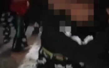 Dua kelompok pelajar di Kecamatan Leles, Cianjur, Jawa Barat, terlibat duel dua lawan dua dan disaksikan belasan pelajar lainnya sehingga menyebabkan satu orang tewas. (istimewa)