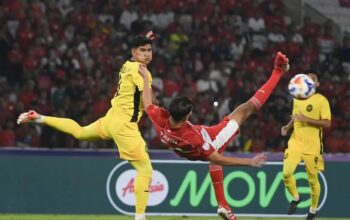 Pesepak bola Timnas U-23 Indonesia Jens Raven (kanan) menendang bola yang coba diadang pesepak bola Timnas U-23 Malaysia Muhammad Ubaidullah Bin Shamsul Fazili (kiri) dalam pertandingan penyisihan Grup A Piala AFF U-23 2025 di Stadion Utama Gelora Bung Karno (SUGBK), Senayan, Jakarta, Senin (21/7/2025). (Muhammad Adimaja)