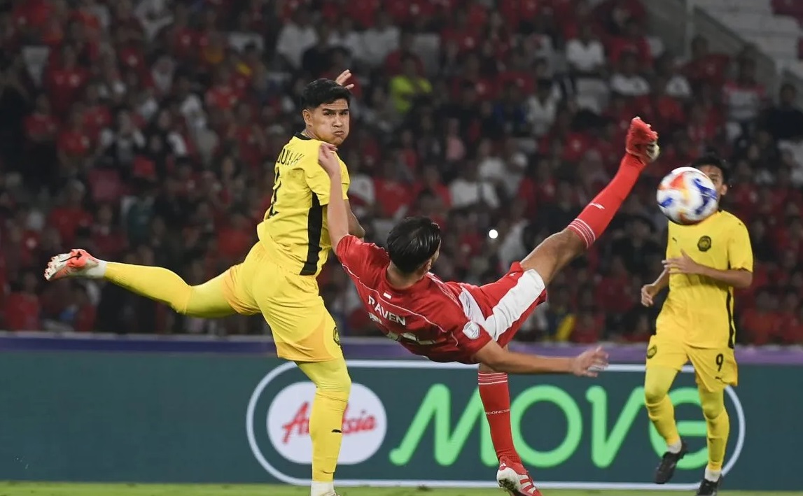 Pesepak bola Timnas U-23 Indonesia Jens Raven (kanan) menendang bola yang coba diadang pesepak bola Timnas U-23 Malaysia Muhammad Ubaidullah Bin Shamsul Fazili (kiri) dalam pertandingan penyisihan Grup A Piala AFF U-23 2025 di Stadion Utama Gelora Bung Karno (SUGBK), Senayan, Jakarta, Senin (21/7/2025). (Muhammad Adimaja)