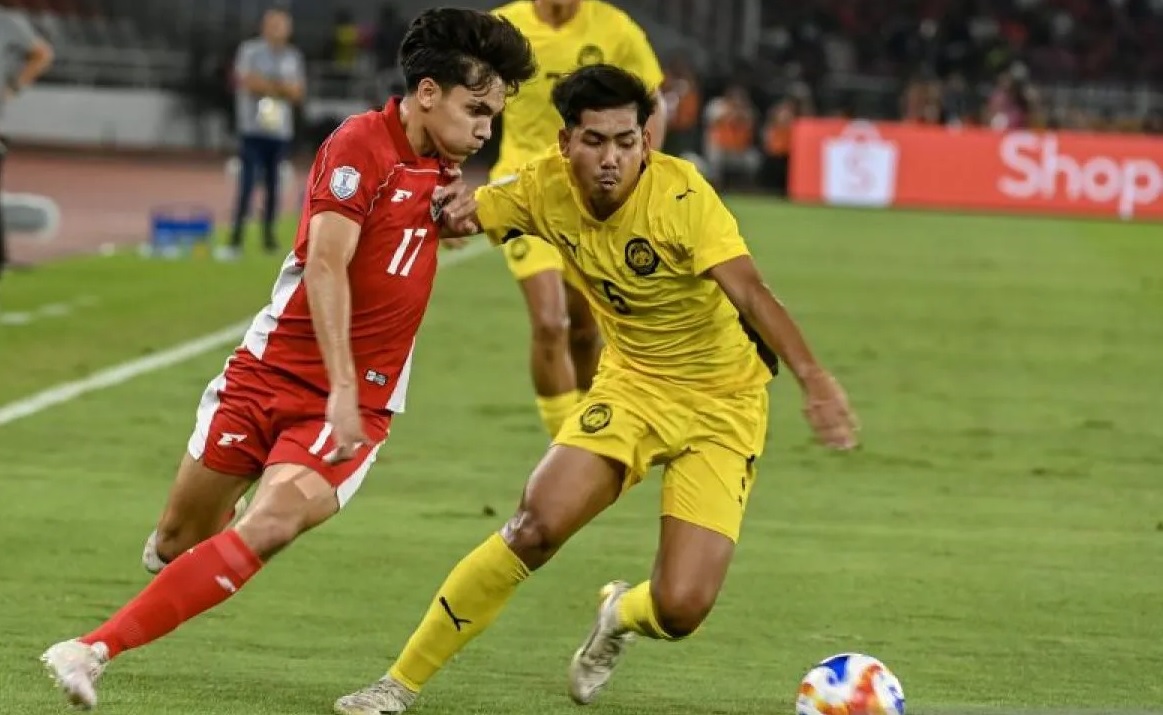 Pesepak bola Timnas U-23 Indonesia Victor Benjamin Dethan (kiri) mencoba melewati pesepak bola Timnas U-23 Malaysia Muhammad Shafizan Bin Moahammad Arshad (kanan) dalam pertandingan penyisihan Grup A Piala AFF U-23 2025 di Stadion Utama Gelora Bung Karno (SUGBK), Senayan, Jakarta, Senin (21/7/2025). (MUHAMMAD ADIMAJA)