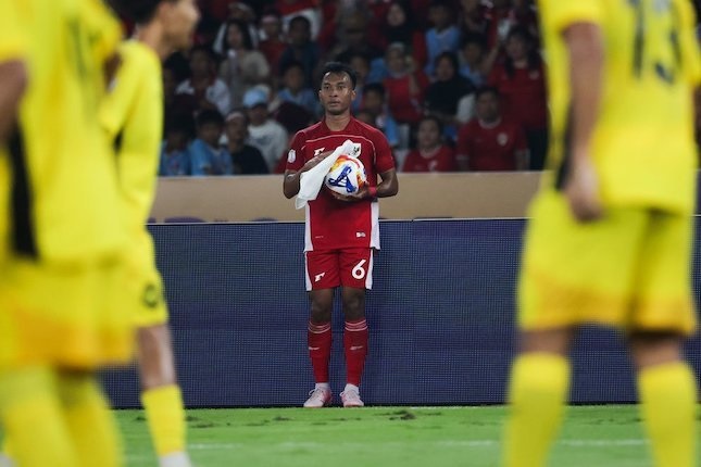 Robi Darwis bersiap melakukan lemparan ke dalam di laga Indonesia U-23 vs Malaysia U-23, Senin (21/7/2025).