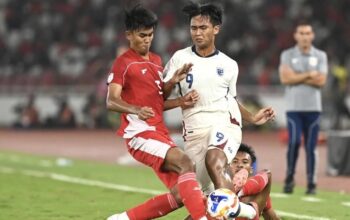 Pesepak bola Timnas U-23 Indonesia Kakang Rudianto (kiri) dan Robi Darwis (kanan) berebut bola dengan pesepak bola Timnas U-23 Thailand Yot akon Burapha (tengah) dalam pertandingan semifinal Piala AFF U-23 2025 di Stadion Utama Gelora Bung Karno (SUGBK), Senayan, Jakarta, Jumat (25/7/2025). (ANTARA FOTO/Muhammad Adimaja)