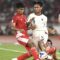 Pesepak bola Timnas U-23 Indonesia Kakang Rudianto (kiri) dan Robi Darwis (kanan) berebut bola dengan pesepak bola Timnas U-23 Thailand Yot akon Burapha (tengah) dalam pertandingan semifinal Piala AFF U-23 2025 di Stadion Utama Gelora Bung Karno (SUGBK), Senayan, Jakarta, Jumat (25/7/2025). (ANTARA FOTO/Muhammad Adimaja)