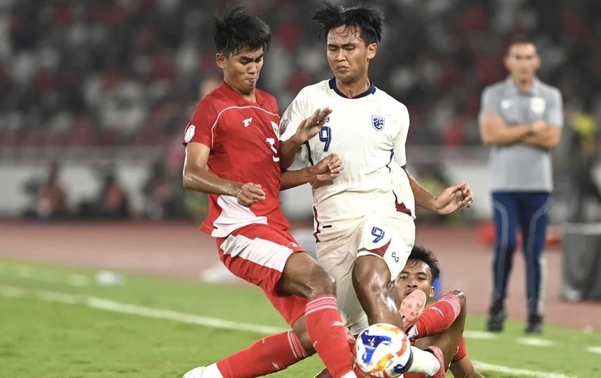 Pesepak bola Timnas U-23 Indonesia Kakang Rudianto (kiri) dan Robi Darwis (kanan) berebut bola dengan pesepak bola Timnas U-23 Thailand Yot akon Burapha (tengah) dalam pertandingan semifinal Piala AFF U-23 2025 di Stadion Utama Gelora Bung Karno (SUGBK), Senayan, Jakarta, Jumat (25/7/2025). (ANTARA FOTO/Muhammad Adimaja)