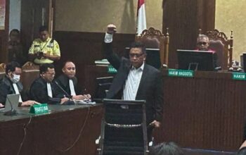 Sekjen DPP PDI Perjuangan Hasto Kristiyanto dalam sidang pembacaan putusan majelis hakim di Pengadilan Tipikor Jakarta, Jumat (25/7/2025). (Agatha Olivia Victoria)