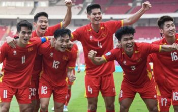 Pesepak bola Timnas U-23 Vietnam Xuan Bac Nguyen (ketiga kiri) melakukan selebrasi bersama rekan satu timnya usai mencetak gol ke gawang Timnas U-23 Filipina dalam pertandingan semifinal Piala AFF U-23 2025 di Stadion Utama Gelora Bung Karno (SUGBK), Senayan, Jakarta, Jumat (25/7/2025).