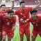 Pesepak bola Timnas U-23 Vietnam Xuan Bac Nguyen (ketiga kiri) melakukan selebrasi bersama rekan satu timnya usai mencetak gol ke gawang Timnas U-23 Filipina dalam pertandingan semifinal Piala AFF U-23 2025 di Stadion Utama Gelora Bung Karno (SUGBK), Senayan, Jakarta, Jumat (25/7/2025).