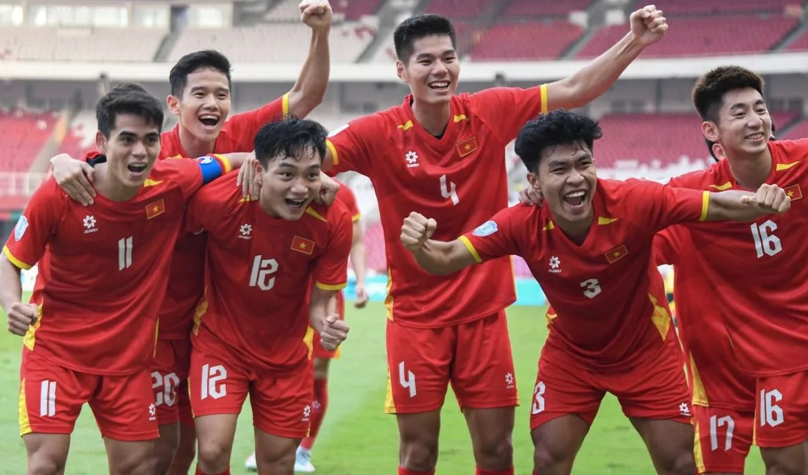 Pesepak bola Timnas U-23 Vietnam Xuan Bac Nguyen (ketiga kiri) melakukan selebrasi bersama rekan satu timnya usai mencetak gol ke gawang Timnas U-23 Filipina dalam pertandingan semifinal Piala AFF U-23 2025 di Stadion Utama Gelora Bung Karno (SUGBK), Senayan, Jakarta, Jumat (25/7/2025).